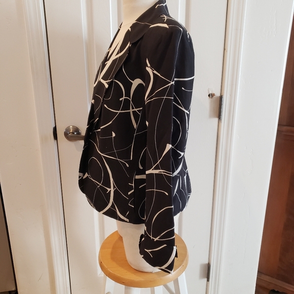 Neiman Marcus Abstract Black and White Blazer - Picture 3 of 9